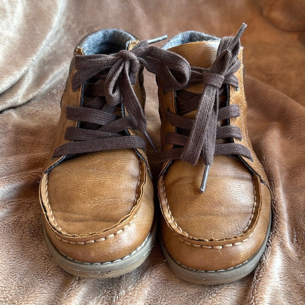 Place tan shoe boots size 1